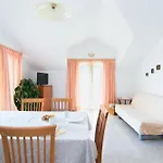Annie Apartment Postira